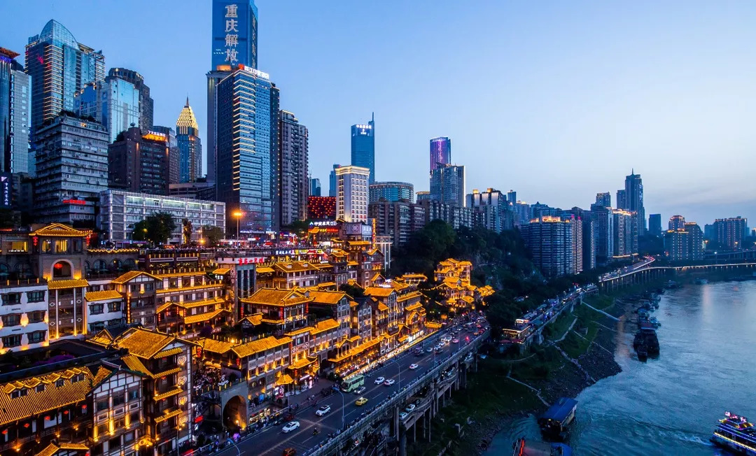 老重庆巷弄深处的秘密花园，特色小店探秘之旅